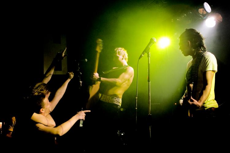 Hestekræfter.  Energi er der masser af, når Rock Hard Power Spray fyrer den af. Trist, at det kniber for gruppen at skrive hits, man har lyst til selv at bruge energi på.  Arkivfoto: Peter Hove Olesen 