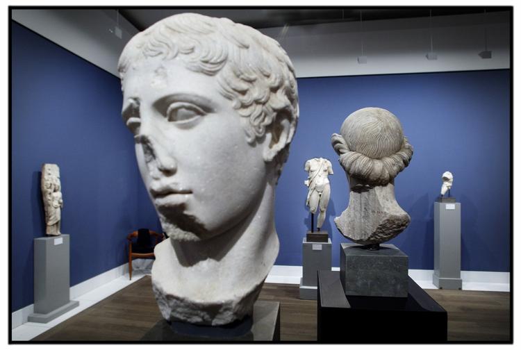 Guld. Fundet af guldrester på flere statuer vil vække opsigt, mener Glyptotekets forskningsinspektør. Her er vi til en særudstilling i 2004, hvor museets mest betydelige værker var samlet i Henning Larsens bygning. 