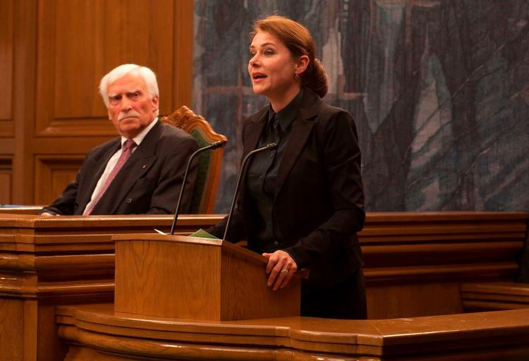 Borgen. Både anmelderne og tv-seerne er tilsyneladende enige om, at Adam Prices tv-drama blev bedre hen ad vejen. 