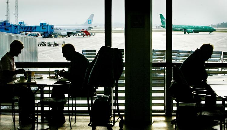 Hvis man er sneet inde i lufthavnen, kan man fordrive ventetiden med magasiner, god kaffe eller en kobe-bøf. 