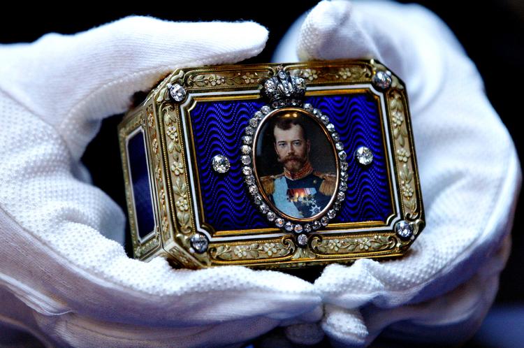 Opbevaring. Snusdåsen måler bare 7,6 x 5,7 centimeter. Dens front er prydet af et miniatureportræt af tsar Nikolaj II. 