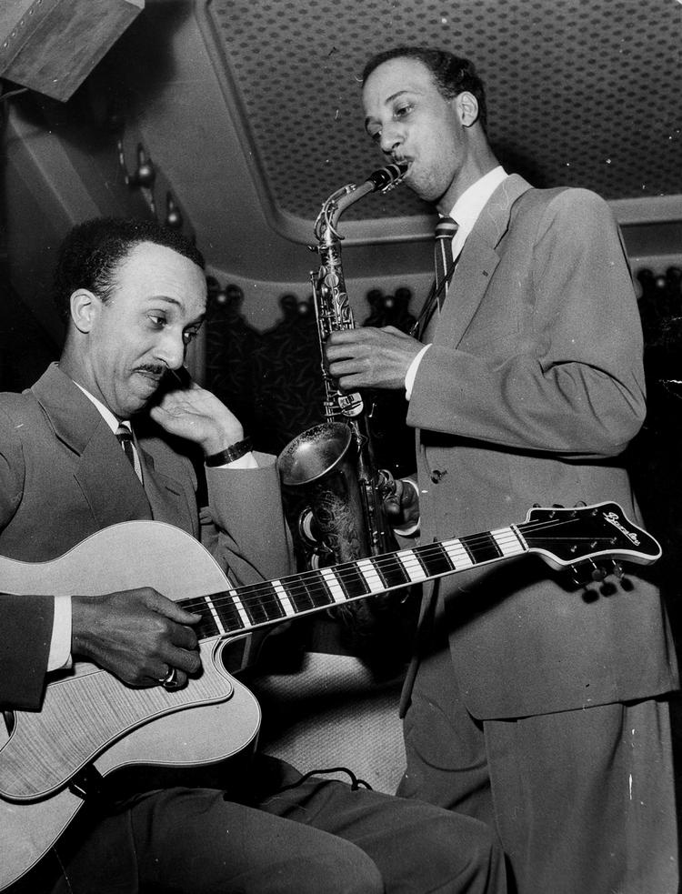 Legender. Brødrene Campbell - Jimmy t.v. og Jonny med saxofonen. Her er de fotograferet i 1952. 