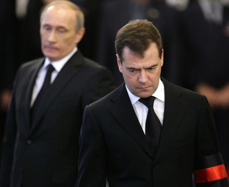 AFDÆMPEDE. Hverken Ruslands  premierminister Putin eller præsident Medvedev farer i flint over den nye lækage fra WikiLeaks. 
