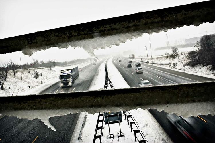 Ryddet. Sneen er væk fra motorvejene takket være intensiv rydning, men det fyger, advarer Vejdirektoratet. 