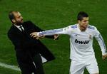 Real Madrid Cristiano Ronaldo skupper Barcelonas træner  Josep Guardiola. 