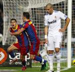 FC Barcelonas Pedro Rodriguez og David Villa jubler mens Real Madrids Pepe kun kan se til. 