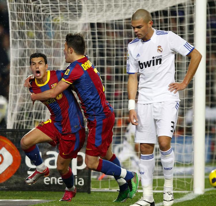 FC Barcelonas Pedro Rodriguez og David Villa jubler mens Real Madrids Pepe kun kan se til. 