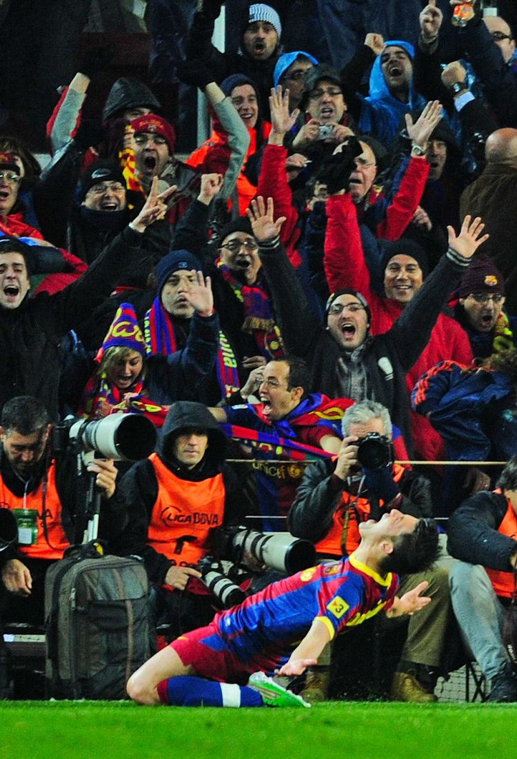 Jubel hos David Villa og hos tilskuerne efter endnu en Barcelona scoring. 