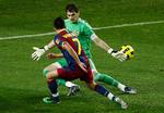 Barcelonas David Villa scorer hos  Real Madrids målmand Iker Casillas. 
