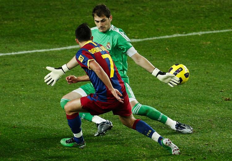 Barcelonas David Villa scorer hos  Real Madrids målmand Iker Casillas. 