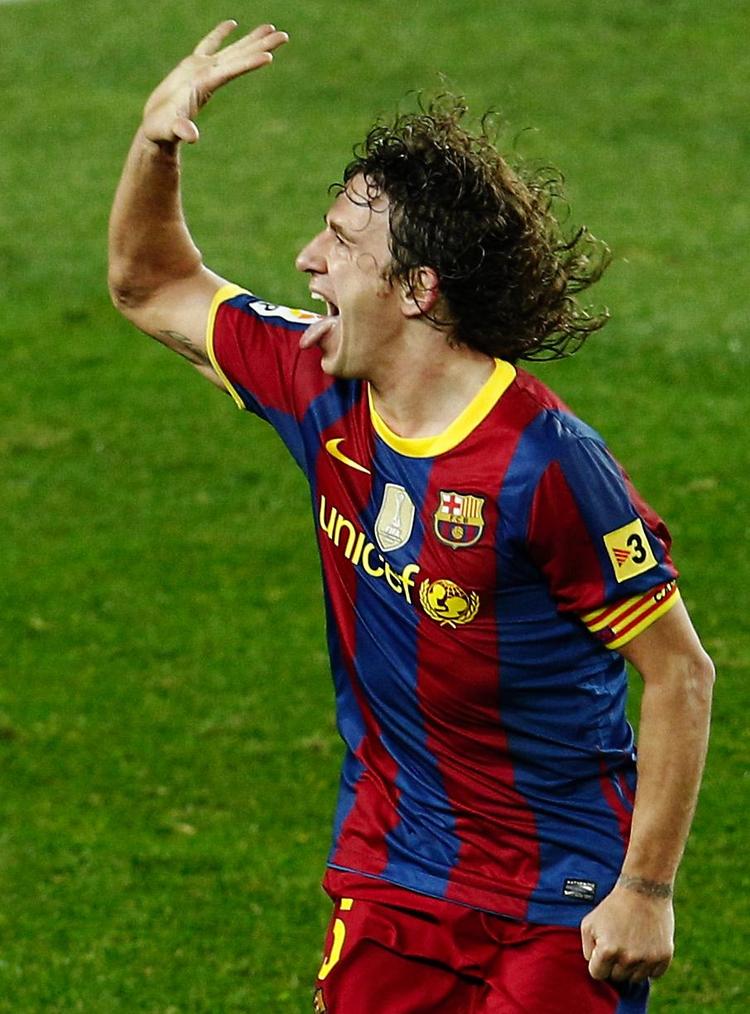 Barcelonas Carles Puyol har scoret det femte mål i kampen og jubler forståeligt nok. 