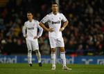 Ikke sjovt at være Real Madrid's Cristiano Ronaldo (th) og Ricardo Carvalho.... 
