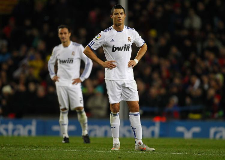 Ikke sjovt at være Real Madrid's Cristiano Ronaldo (th) og Ricardo Carvalho.... 