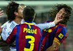 Real Madrids Sergio Ramos kæmper med  FC Barcelonas Carles Pujol. 