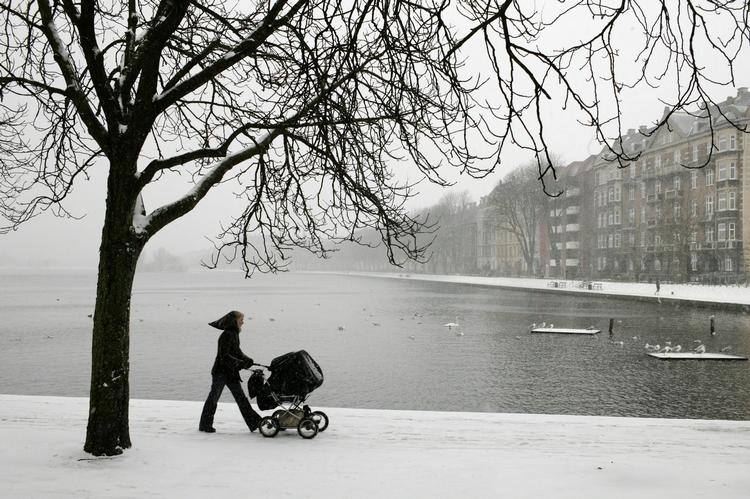 Gåture. Når vi kommer lidt op ad dagen, kan mange danskere begive sig ud i koldt, men flot vejr. 