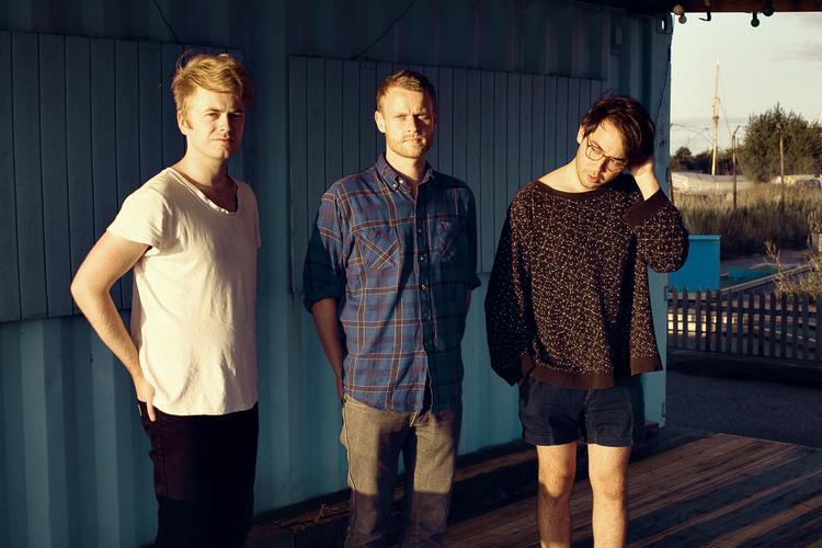 Figurines lægger uimponeret fra start med en nydelig version af Mariah Careys 'All I Want for Christmas is You'. 