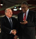 makkerpar. Fifa-bossen Sepp Blatter (t.v.) i samtale med sin korruptionsanklagede vicepræsident Issa Hayatou, der i øvrigt er en af otte (!) vicepræsidenter i Fifa. 