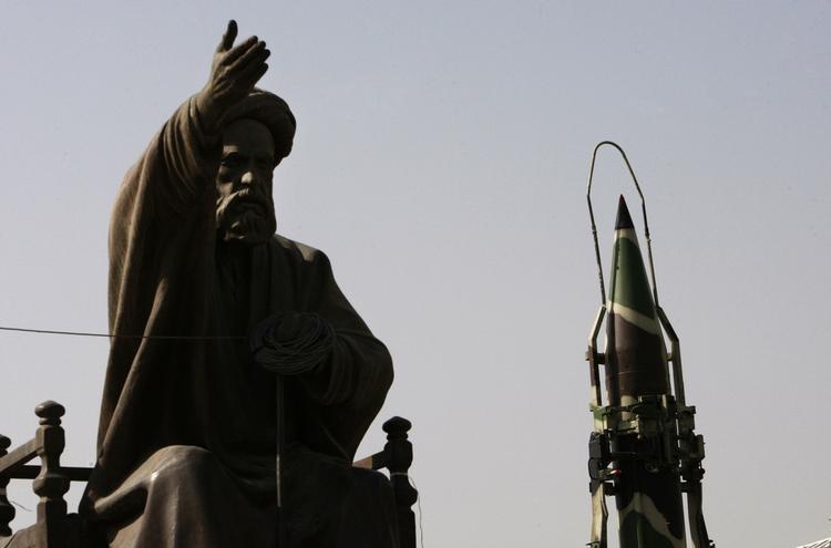 ATOMFRYGT. En statue af iransk ayatollah ved siden af et ballistisk missil - et billede, der illustrerer omverdenens ængstelse ved Irans atomprogram. Landet fastholder, at programmet alene skal skaffe landet atomenergi. 