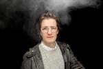 Man bestemmer selv  farten i Olafur Eliassons tunnel. Man kan gå alene eller sammen med andre. »Hvis man går hånd i hånd med åbne  øjne gennem værket, deler man orienteringsevne. Men da jeg lukkede  øjnene, kunne jeg i stedet føle, hvad min ledsager oplevede«, siger kunstneren. 