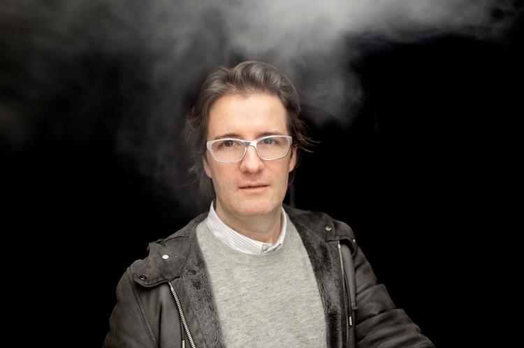 Man bestemmer selv  farten i Olafur Eliassons tunnel. Man kan gå alene eller sammen med andre. »Hvis man går hånd i hånd med åbne  øjne gennem værket, deler man orienteringsevne. Men da jeg lukkede  øjnene, kunne jeg i stedet føle, hvad min ledsager oplevede«, siger kunstneren. 