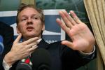 Kontroversiel. Julian Assange deler vandende. Er han informationsterrorist eller demokratiforkæmper? Meningerne er mange. 