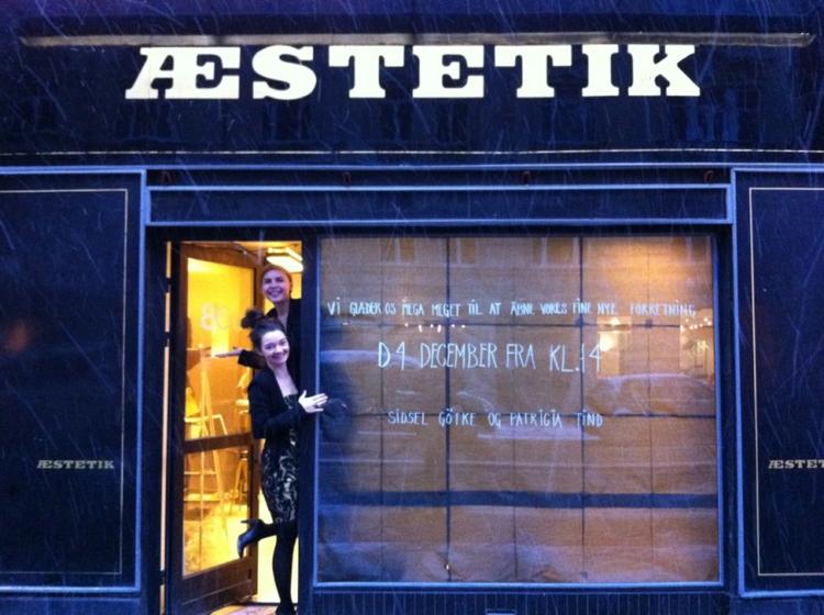To unge guldsmede har overtaget Frederiksbergs svar på Matadors 'Damernes Magasin'. Øverst Patricia Tind, nederst Sidsel Götke. 