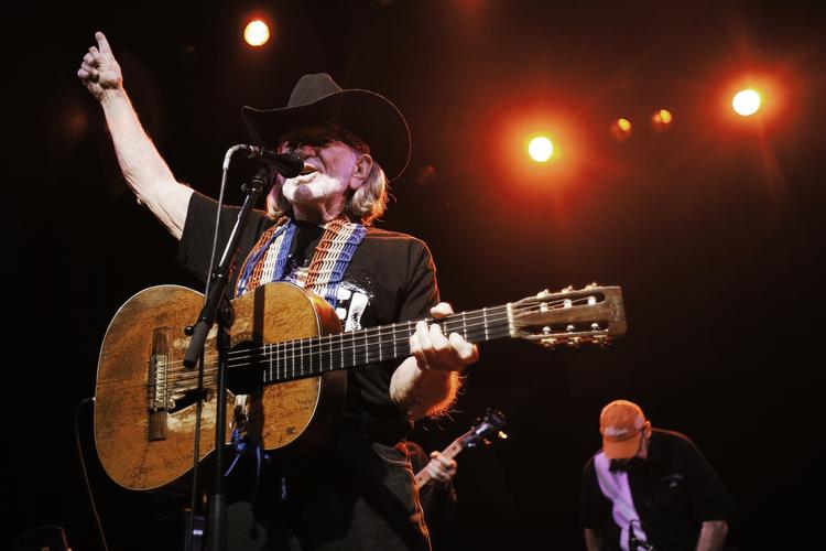 Willie Nelson med sin guitar 'Trigger'. 