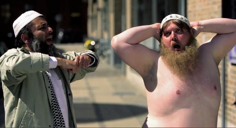 Kikset. Omar Marzouk (tv) og Nicolas Bro er to af de fire hovedpersoner i serien 'Cellen'. 
