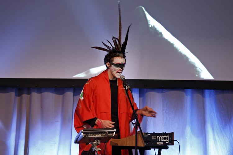 Performance. Kunstneren mOOnbird optrådte på TEDx Copenhagen. 