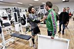 overrækkelse. Peter Graulund (tv) blev overrasket af Spillerforeningens formand Thomas Lindrup, da AGF'eren fik at vide, at han er årets profil i 1. division. 