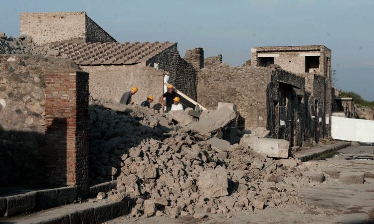 POMPEJI. Arbejdere vil ruin i den antikke by, hvor mur er væltet i det seneste eksempel på, at Italien forsømmer vedligeholdelsen af sin kulturarv. 
