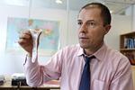Prævention. Kondomer bliver ikke kun brugt af mænd. Eric Dupont viser, hvordan et kondom til kvinder ser ud. 