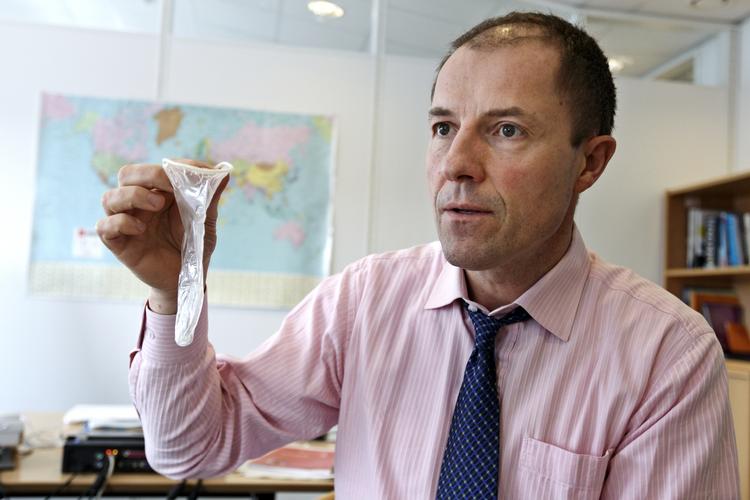 Prævention. Kondomer bliver ikke kun brugt af mænd. Eric Dupont viser, hvordan et kondom til kvinder ser ud. 