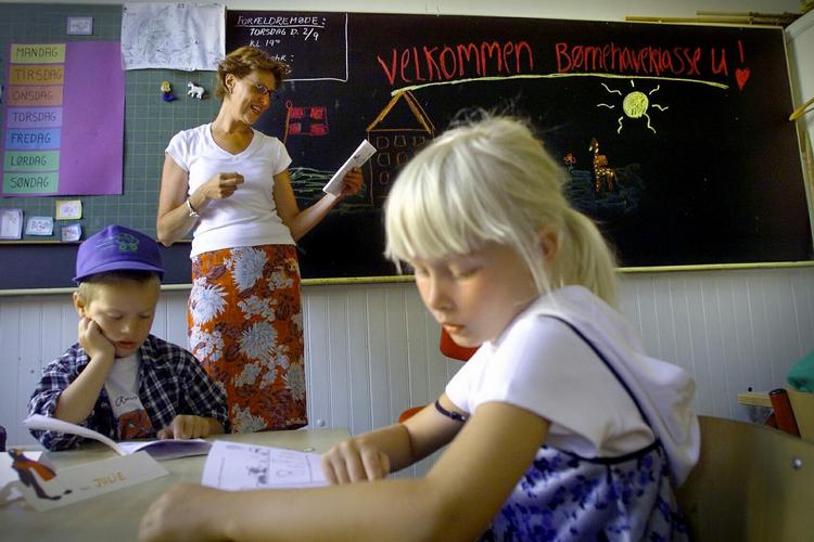Læsning. Undersøgelsen viser blandt andet, at andelen af gode læsere i 1. klasse er steget fra 53 til 77,4 procent, mens gruppen af usikre læsere er faldet fra 24 til 10,5 procent. 