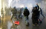 Uroligheder. Det kom til håndgemæng mellem politi og demonstranter i Italieni dag. 