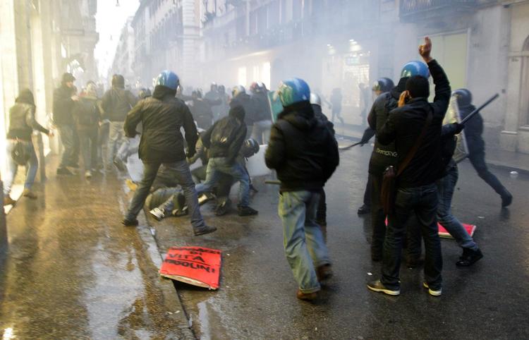 Uroligheder. Det kom til håndgemæng mellem politi og demonstranter i Italieni dag. 