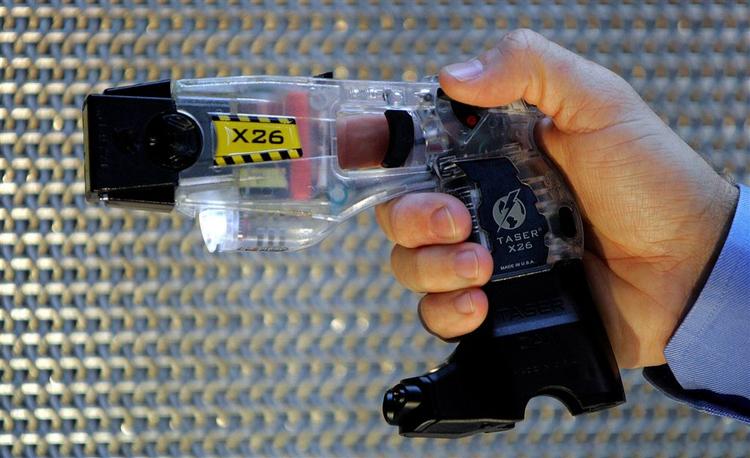 På blot en måned er personer i Canada døde efter brugen af strømpistolen Taser. 