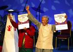 Mikrolån. Muhammed Yunus vandt Nobels Fredspris i 2006. Nu er han under anklage for at binde fattige kvinder i den tredje verden i gældsspiral. 
