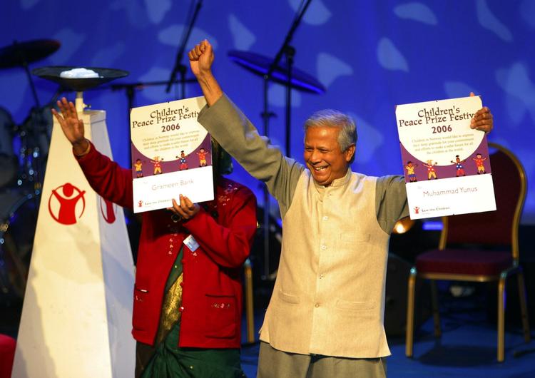Mikrolån. Muhammed Yunus vandt Nobels Fredspris i 2006. Nu er han under anklage for at binde fattige kvinder i den tredje verden i gældsspiral. 