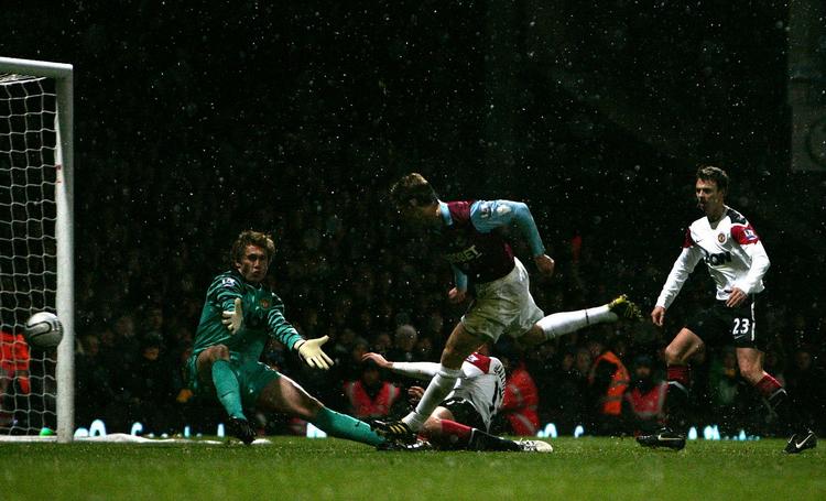 videre. Jonathan Spector (i midten) var ikke god nok til at spille for Man. United, men i West Ham er han fast mand. 