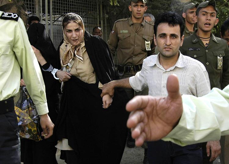 Henrettet. Den 40-årige Shahla Jahed føres ud af retten i Teheran i 2004. I morges blev hun henrettet. 