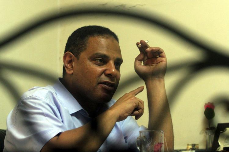 Valgfusk. »Præsidenten vinder altid med 99,9 procent af stemmerne - i Egypten er det præsidenten, der stemmer på vegne af folket. Han kender resultatet før valget bliver udskrevet. Ville danskerne stemme, hvis situationen var sådan i Danmark? Spørgsmålet besvarer sig selv«, siger den egyptiske forfatter Alaa as-Aswany. 