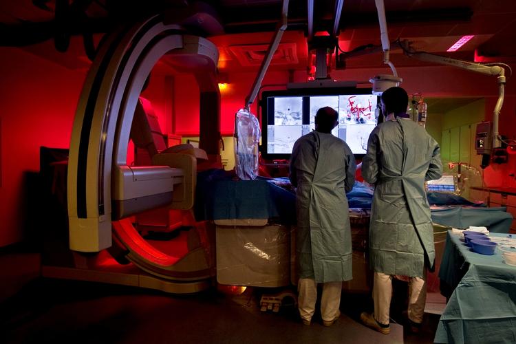 Offervilje. Ni ud af ti danskere mener slet ikke, at der skal være brugerbetaling for hospitalsbehandling. Skal brugerbetaling overhovedet i spil, skal det ifølge en ny befolkningsundersøgelse reguleres efter indkomststørrelse. 