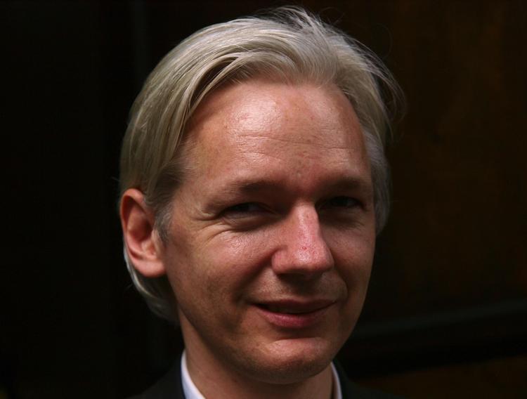 Kontroversiel. Assange offentliggør skidt og kanel, men det er pinligt, at pressen ikke har gravet de afslørende dokumenter frem. 