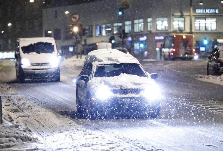 Glatføre. Vejene i det sydøstlige Danmark er mange steder plaget af is og snefygning. 