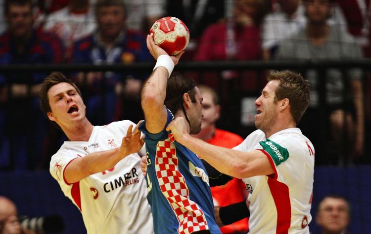 UDLIGNING. Nu har Ivano Balic været i lige så mange EM-semifinaler som Danmark, der med Hans Lindberg og Kasper Nielsen ikke kunne bremse den kroatiske playmaker. 