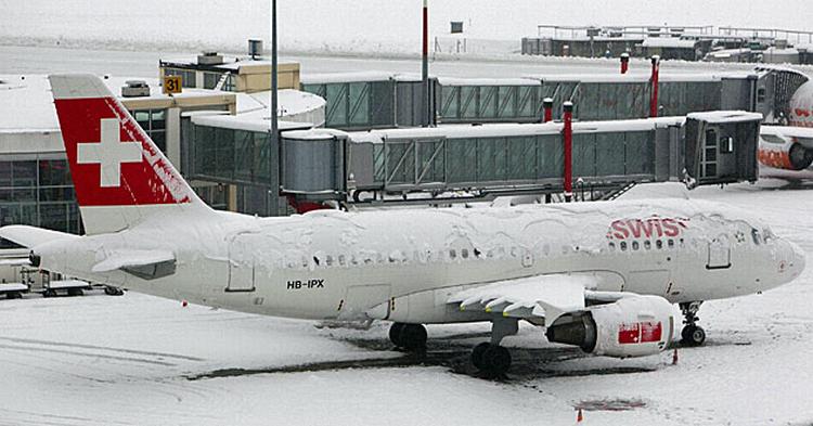 Geneve Lufthavn er midlertidig lukket som følge af vejret. Heller ikke Edinburghs lufthavn sender fly afsted. 