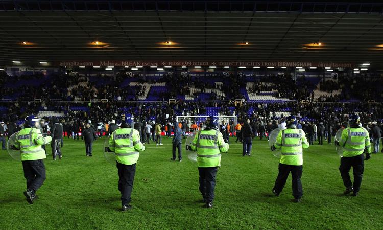 slagsmål. Politi forsøger at dæmpe Birminghams fans, der gik til angreb på Aston Villas tilskuerafsnit. 