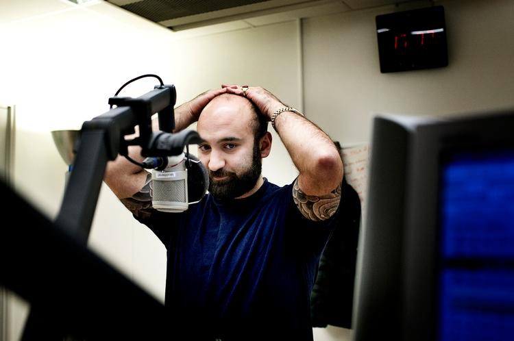 radiosucces. Eshan Noroozi er vært på kanalen Din Gata. Ydmyghed, empati og tålmodighed er hans kodeord for god radio til mennesker. 