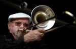 Jazzzzzz. Dansk jazz er stort set fraværende i hele denne monotone sendeflade. Og det skæve, vilde, provokerende, anderledes er væk, skriver debattør. Arkivfoto af Arne Bue Jensen fra Papa Bues Viking Jazzband. 
